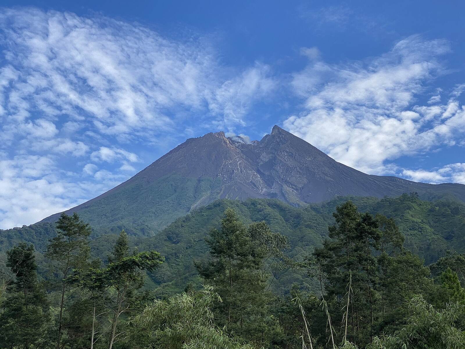 Gunung Merapi dengan langit biru dari Bukit Klangon